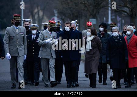 @ Pool/ Raphael Lafargue/Maxppp, Francia, Haguenau, Presidente francese Emmanuel Macron, Capo dello Stato maggiore della Difesa Thierry Burkhard, Ministro francese della Difesa Firenze Parly visita la base militare di Oberhoffen prima del suo discorso di Capodanno alle forze militari del campo di Oberhoffen a Haguenau, Francia orientale, il 19 gennaio 2022 Foto Stock