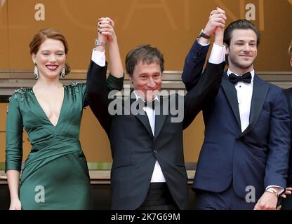 ©SERGE HAOUZI/MAXPPP - l'attrice francese Lea Seydoux, regista francese Bertrand Bonello, attore francese Gaspard Ulliel, arriva per la proiezione di 'Saint Laurent' durante il 67th° Festival di Cannes, a Cannes, in Francia, il 17 maggio 2014. Il film è presentato nel Concorso ufficiale del festival che si svolge dal 14 al 25 maggio. Foto Stock