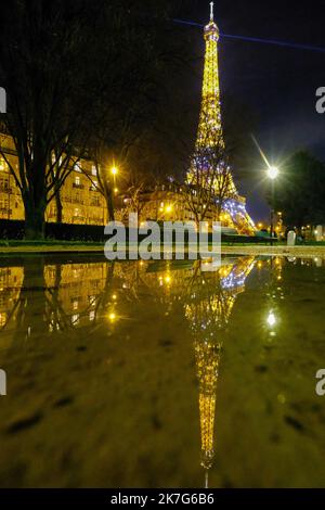 ©PHOTOPQR/VOIX DU NORD/Thierry THOREL ; 02/01/2022 ; A Paris , le 02-01-2022 - la tour Eiffel en soirée - Photo : Thierry Thorel / la Voix du Nord - Vista generica di Parigi. Foto Stock