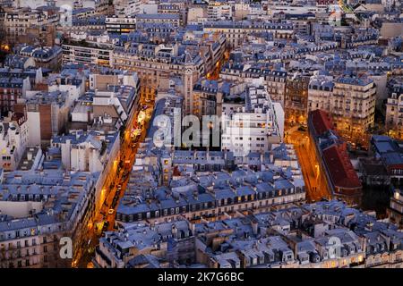 ©PHOTOPQR/VOIX DU NORD/Thierry THOREL ; 02/01/2022 ; A Paris , le 02-01-2022 - Vue de la ville de Paris depuis le 2eme etage de la Tour Eiffel en soiree - Photo : Thierry Thorel / la Voix du Nord - viste generiche di Parigi. Foto Stock