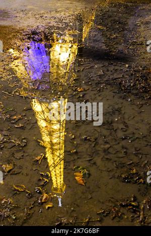 ©PHOTOPQR/VOIX DU NORD/Thierry THOREL ; 02/01/2022 ; A Paris , le 02-01-2022 - la tour Eiffel en soirée - Photo : Thierry Thorel / la Voix du Nord - Vista generica di Parigi. Foto Stock