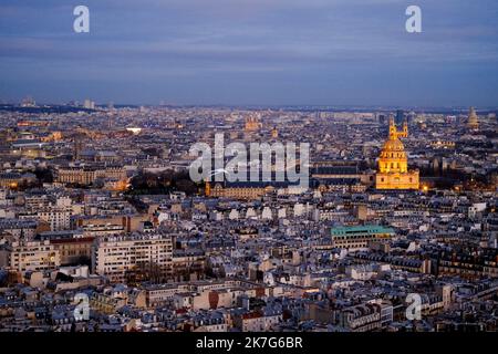 ©PHOTOPQR/VOIX DU NORD/Thierry THOREL ; 02/01/2022 ; A Paris , le 02-01-2022 - Vue de la ville de Paris depuis le 2eme etage de la Tour Eiffel en soiree - Photo : Thierry Thorel / la Voix du Nord - viste generiche di Parigi. Foto Stock