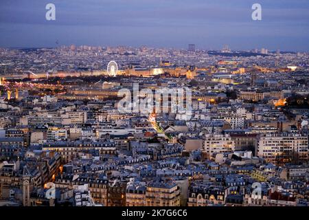 ©PHOTOPQR/VOIX DU NORD/Thierry THOREL ; 02/01/2022 ; A Paris , le 02-01-2022 - Vue de la ville de Paris depuis le 2eme etage de la Tour Eiffel en soiree - Photo : Thierry Thorel / la Voix du Nord - viste generiche di Parigi. Foto Stock