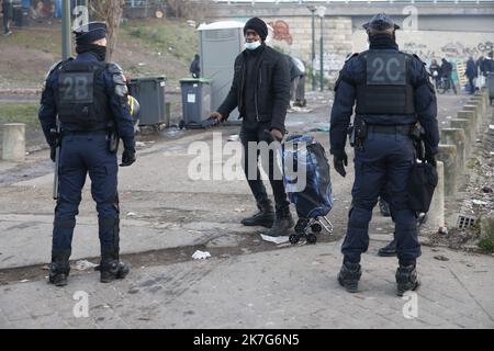 ©PHOTOPQR/LE PARISIEN/olivier corsan ; Paris ; 24/01/2022 ; Paris, France, le 24 janvier 2022. Les agents de la ville de Paris ont été réquisionné par la préfecture pour démonter et nettoyer le campement de toxicomanes, tranformé en bidonville, où le Traffic de drogue comme le crack battait son plein sur la Place Auguste Baron, Paris XIXe avec le soutien des Forces de l'ordre. - Parigi, Francia, 24th 2022 gennaio gli agenti della città di Parigi sono stati richiesti dalla prefettura per smantellare e pulire il campo di tossicodipendenti, trasformato in una shantytown, dove il traffico di droga come c Foto Stock