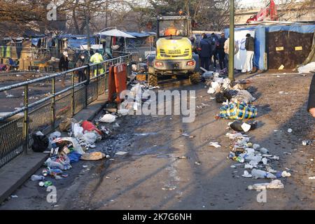 ©PHOTOPQR/LE PARISIEN/olivier corsan ; Paris ; 24/01/2022 ; Paris, France, le 24 janvier 2022. Les agents de la ville de Paris ont été réquisionné par la préfecture pour démonter et nettoyer le campement de toxicomanes, tranformé en bidonville, où le Traffic de drogue comme le crack battait son plein sur la Place Auguste Baron, Paris XIXe avec le soutien des Forces de l'ordre. - Parigi, Francia, 24th 2022 gennaio gli agenti della città di Parigi sono stati richiesti dalla prefettura per smantellare e pulire il campo di tossicodipendenti, trasformato in una shantytown, dove il traffico di droga come c Foto Stock