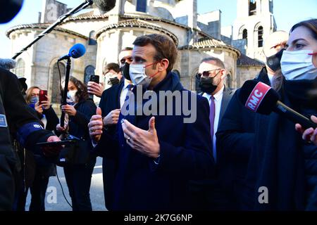 ©PHOTOPQR/POPULAIRE DU CENTRE/stephane Lefèvre ; ; 25/01/2022 ; Visite d'Emmanuel Macron en Haute-Vienne à Saint-Léonard-de-Noblat Saint Leonard de Noblat, Francia, jan 25th 2022. il presidente francese Emmanuel Macron visita la gente. polemica su troppi viaggi quando non si è dichiarato candidato alle prossime elezioni presidenziali Foto Stock