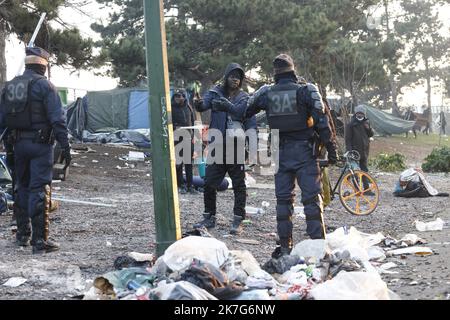 ©PHOTOPQR/LE PARISIEN/olivier corsan ; Paris ; 24/01/2022 ; Paris, France, le 24 janvier 2022. Les agents de la ville de Paris ont été réquisionné par la préfecture pour démonter et nettoyer le campement de toxicomanes, tranformé en bidonville, où le Traffic de drogue comme le crack battait son plein sur la Place Auguste Baron, Paris XIXe avec le soutien des Forces de l'ordre. - Parigi, Francia, 24th 2022 gennaio gli agenti della città di Parigi sono stati richiesti dalla prefettura per smantellare e pulire il campo di tossicodipendenti, trasformato in una shantytown, dove il traffico di droga come c Foto Stock