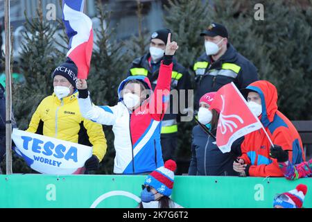 ©Pierre Teyssot/MAXPPP ; Audi FIS Ski World Cup Donna Slalom gigante a Plan de Corones il 25 gennaio 2022. Ultime donne Sci alpino Signore GS prima dei Giochi Olimpici invernali di Pechino 2022. Tessa Worley (fra) parenti e tifosi. Â Pierre Teyssot / Maxppp Foto Stock