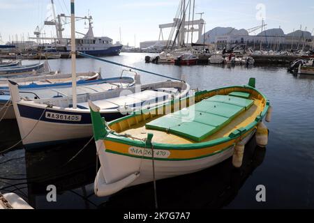 ©PHOTOPQR/LA PROVENCE/VALLAURI Nicolas ; la Ciotat ; 27/01/2022 ; Image générique de la ville de la Ciotat. Port Vieux ou Vieux Port Illustration des pointus à quai avec les chantiers navals en arrière plan - Vista generica di la Ciotat, nel sud della Francia Foto Stock