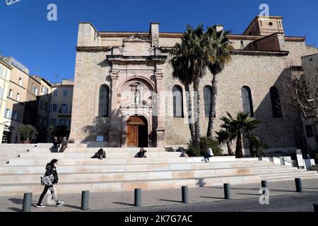 ©PHOTOPQR/LA PROVENCE/VALLAURI Nicolas ; la Ciotat ; 27/01/2022 ; Image générique de la ville de la Ciotat. Port Vieux ou Vieux Port église Notre Dame de l'Assomption - Vista generica di la Ciotat, nel sud della Francia Foto Stock