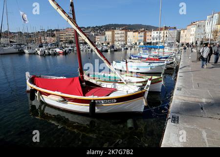 ©PHOTOPQR/LA PROVENCE/VALLAURI Nicolas ; la Ciotat ; 27/01/2022 ; Image générique de la ville de la Ciotat. Port Vieux ou Vieux Port Illustration des pointus à quai avec le port en arrière plan - Vista generica di la Ciotat, nel sud della Francia Foto Stock