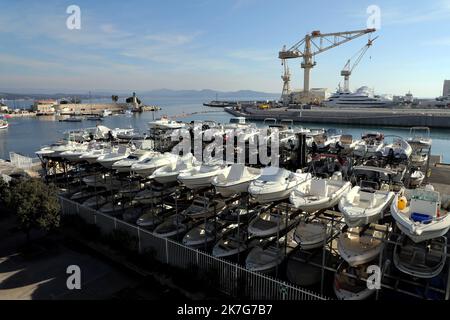 ©PHOTOPQR/LA PROVENCE/VALLAURI Nicolas ; la Ciotat ; 27/01/2022 ; Image générique de la ville de la Ciotat. Illustrazione parcheggio ou garage à bateaux avec les chantiers navals en arrière plan - Vista generica di la Ciotat, sud della Francia Foto Stock