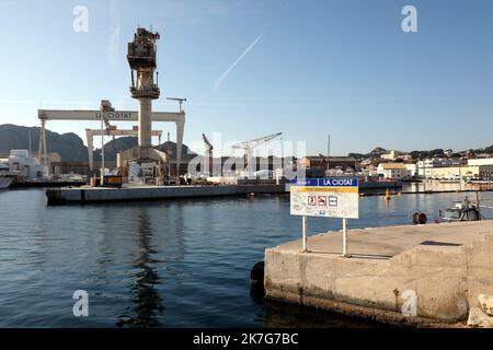 ©PHOTOPQR/LA PROVENCE/VALLAURI Nicolas ; la Ciotat ; 27/01/2022 ; Image générique de la ville de la Ciotat. Port Vieux ou Vieux Port Entrée du port avec les chantiers navals - Vista generica di la Ciotat, nel sud della Francia Foto Stock