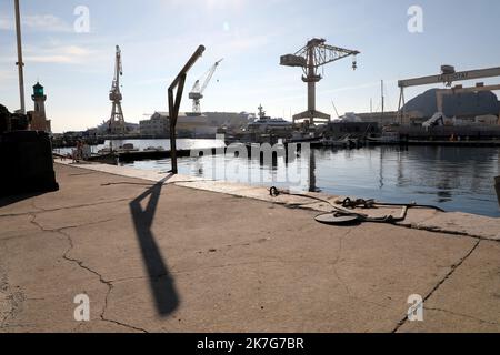 ©PHOTOPQR/LA PROVENCE/VALLAURI Nicolas ; la Ciotat ; 27/01/2022 ; Image générique de la ville de la Ciotat. Port Vieux ou Vieux Port Les chantiers Navals - Vista generica di la Ciotat, nel sud della Francia Foto Stock