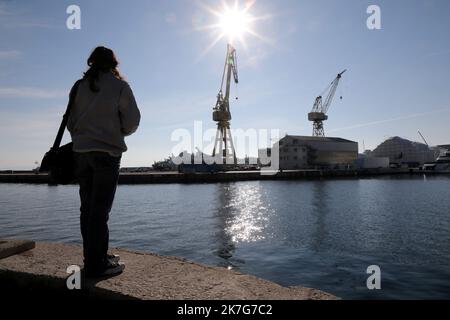 ©PHOTOPQR/LA PROVENCE/VALLAURI Nicolas ; la Ciotat ; 27/01/2022 ; Image générique de la ville de la Ciotat. Port Vieux ou Vieux Port Entrée du port avec les chantiers navals - Vista generica di la Ciotat, nel sud della Francia Foto Stock