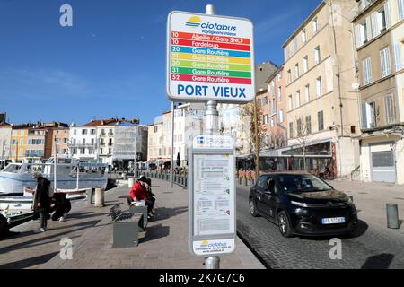 ©PHOTOPQR/LA PROVENCE/VALLAURI Nicolas ; la Ciotat ; 27/01/2022 ; Image générique de la ville de la Ciotat. Port Vieux ou Vieux Port arrêt de bus - Vista generica di la Ciotat, nel sud della Francia Foto Stock