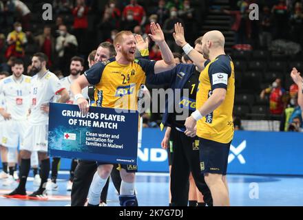 ©Laurent Lairys/MAXPPP - Jim Gottfridsson di Svezia durante l'EHF Euro 2022, incontro semifinale di Handball tra Francia e Svezia il 28 gennaio 2022 all'Arena multifunzionale di Budapest, Ungheria - Foto Laurent Lairys / MAXPPP Foto Stock