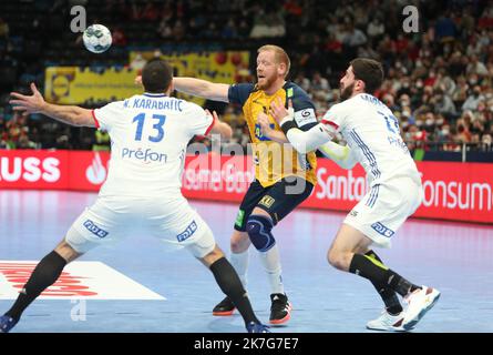 ©Laurent Lairys/MAXPPP - Ludovic Fabregas e Nikola Karabatic di Francia e Jim Gottfridsson di Svezia durante l'EHF Euro 2022, incontro semifinale di Handball tra Francia e Svezia il 28 gennaio 2022 all'Arena multifunzionale di Budapest, Ungheria - Foto Laurent Lairys / MAXPPP Foto Stock