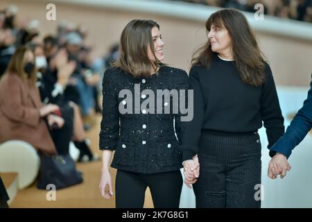 ©Agence Franck Castel/MAXPPP - Charlotte Casiraghi cavalca un cavallo sulla pista durante lo spettacolo Chanel Haute Couture Primavera Estate 2022 nell'ambito della settimana della moda di Parigi al le Grand Palais Ephemere il 25 gennaio 2022 a Parigi, Francia. Foto Stock