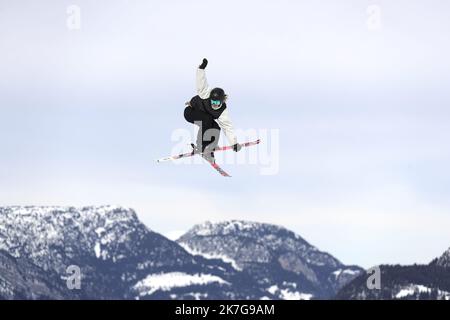 ©PHOTOPQR/LE DAUPHINE/GRÉGORY YETCHMENIZA ; LA CLUSAZ ; 03/02/2022 ; LA CLUSAZ (ALTA SAVOIA) LE 3 FEVRIER 2022 FIS FREESKI EUROPA CUP SLOPE STYLE FINAL SUR NOTRE PHOTO : JADE MICHAUD Foto Stock