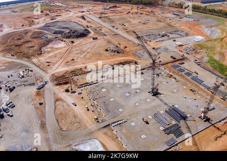 Attrezzature per cantieri che vengono utilizzate nei progetti di costruzione con gru grandi e alte Foto Stock