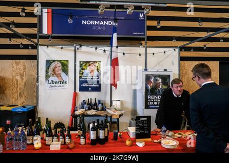 ©Michael Bunel / le Pictorium/MAXPPP - Reims 05/02/2022 Michael Bunel / le Pictorium - 5/2/2022 - Francia / Grand est / Reims - Convention Presidentielle de Marine le Pen du rassemblement National. Stand de la region normandie. 5 fevrier 2022. Reims, Francia. / 5/2/2022 - Francia / ? Grand est, / Reims - Convenzione presidenziale di Marine le Pen del National Gathering. Stand della regione della Normandia. Febbraio 5, 2022. Reims, Francia. Foto Stock