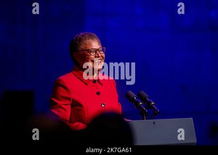 Los Angeles, Calif, Stati Uniti. 17th Ott 2022. Il Congressswoman Karen Bass parla prima dell'inizio di una conversazione sui diritti riproduttivi con il Vice Presidente Kamala Harris al Nate Holden Performing Arts Center nella zona di Mid-City di Los Angeles oggi. (Credit Image: © Jill Connelly/ZUMA Press Wire) Credit: ZUMA Press, Inc./Alamy Live News Foto Stock