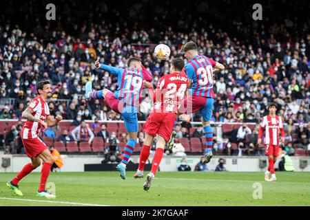 ©Manuel Blondeau/AOP Press/MAXPPP - Gavi del FC Barcelona dirige la palla per sguastare un gol sotto la pressione di Sime Vrsaljko dell'Atletico de Madrid durante la partita di calcio della Liga tra FC Barcelona e Atletico de Madrid, il 6 febbraio 2022 allo stadio Camp Not di Barcellona, Spagna. Foto Stock
