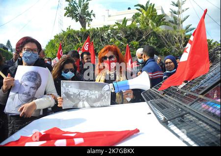 ©Yassine Mahjoub/MAXPPP - 12/02/2022 il comitato di difesa dei due martiri, Chokri Belaid e Mohamed Brahmi dimostrano fuori Rached Ghannouchi residenza a Cite El Ghazela, Ariana Tunisia il 12,2022 febbraio (Foto di Yassine Mahjoub/MAXPPP ) Foto Stock