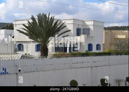 ©Yassine Mahjoub/MAXPPP - 12/02/2022 il comitato di difesa dei due martiri, Chokri Belaid e Mohamed Brahmi dimostrano fuori Rached Ghannouchi residenza a Cite El Ghazela, Ariana Tunisia il 12,2022 febbraio (Foto di Yassine Mahjoub/MAXPPP ) Foto Stock