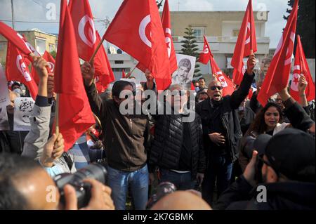 ©Yassine Mahjoub/MAXPPP - 12/02/2022 il comitato di difesa dei due martiri, Chokri Belaid e Mohamed Brahmi dimostrano fuori Rached Ghannouchi residenza a Cite El Ghazela, Ariana Tunisia il 12,2022 febbraio (Foto di Yassine Mahjoub/MAXPPP ) Foto Stock