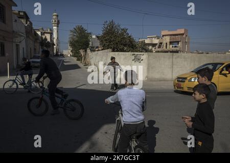 ©Christophe Petit Tesson/MAXPPP - 23/11/2021 ; MOSUL ; IRAQ - Des enfants pris en charge par l'Association EliseCare qui vient en aide aux enfants en organisant un soutient psicologique et des ateliers d'art therapie. La ville de Mossoul, liberee de l'Etat Islamique en Juillet 2017, a subi d'importantes distruzioni urbaines et se releve petit a petit avec l'aide de projets internationaux. I bambini dell'ong EliseCare durante una sessione di terapia artistica nella città vecchia di Mosul in fase di ricostruzione. La città di Mosul, liberata dallo Stato Islamico nel luglio 2017, ha sofferto di notevole urbano d Foto Stock