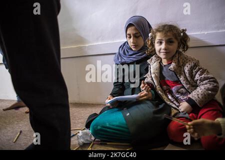 ©Christophe Petit Tesson/MAXPPP - 23/11/2021 ; MOSUL ; IRAQ - Des enfants pris en charge par l'Association EliseCare qui vient en aide aux enfants en organisant un soutient psicologique et des ateliers d'art therapie. La ville de Mossoul, liberee de l'Etat Islamique en Juillet 2017, a subi d'importantes distruzioni urbaines et se releve petit a petit avec l'aide de projets internationaux. I bambini dell'ong EliseCare durante una sessione di terapia artistica nella città vecchia di Mosul in fase di ricostruzione. La città di Mosul, liberata dallo Stato Islamico nel luglio 2017, ha sofferto di notevole urbano d Foto Stock