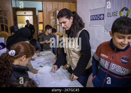 ©Christophe Petit Tesson/MAXPPP - 23/11/2021 ; MOSUL ; IRAQ - l'humanitaire Elise Boghossian directrice de l'Association Elise Care au milieu des enfants pris en charge par son Association. EliseCare vient en aide aux enfants en organisant un soutient psicologique et des ateliers d'art therapie. La ville de Mossoul, liberee de l'Etat Islamique en Juillet 2017, a subi d'importantes distruzioni urbaines et se releve petit a petit avec l'aide de projets internationaux. I bambini dell'ong EliseCare durante una sessione di terapia artistica nella città vecchia di Mosul in fase di ricostruzione. La città di Mosul, Foto Stock