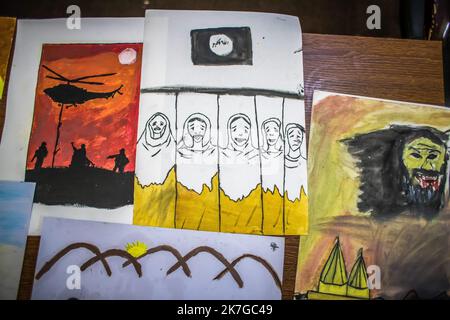 ©Christophe Petit Tesson/MAXPPP - 23/11/2021 ; MOSUL ; IRAQ - Des dessins d'enfants pris en charge par l'Association EliseCare qui vient en aide aux enfants en organisant un soutient psicologique et des ateliers d'art therapie. La ville de Mossoul, liberee de l'Etat Islamique en Juillet 2017, a subi d'importantes distruzioni urbaines et se releve petit a petit avec l'aide de projets internationaux. I bambini dell'ong EliseCare durante una sessione di terapia artistica nella città vecchia di Mosul in fase di ricostruzione. La città di Mosul, liberata dallo Stato Islamico nel luglio 2017, ha sofferto significica Foto Stock