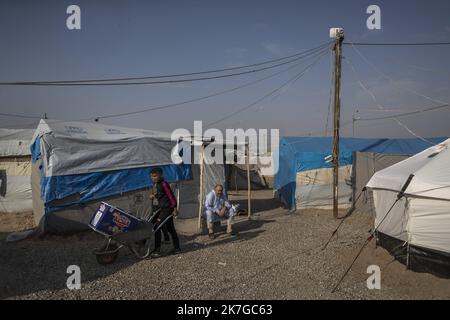 ©Christophe Petit Tesson/MAXPPP - 26/11/2021 ; HASSAN SHAM ; IRAQ - Des jeunes supectes d'avoir ete des mineurs combattants de Daesh detenus au 'camp U3' a Hassan Sham, a 30 km a l'est de Mossoul, le camp est surveillance des autorites kurde et Irakienne commune. Un espace de ce camp de reifies est Reserve aux anciens mineurs combattant de l'Etat Islamique, non condamne par la justice ils n'ont pas le droit de sortir du camp . U3 campo a Hassan Sham. Questo campo profughi a 30 km a est di Mosul è gestito dalle autorità curde. Una zona nel campo è riservata al giovane fico dell'ex Stato islamico Foto Stock