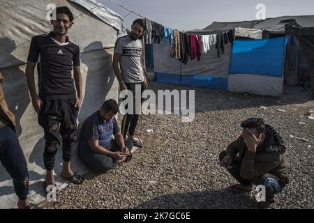 ©Christophe Petit Tesson/MAXPPP - 26/11/2021 ; HASSAN SHAM ; IRAQ - Des jeunes supectes d'avoir ete des mineurs combattants de Daesh detenus au 'camp U3' a Hassan Sham, a 30 km a l'est de Mossoul, le camp est surveillance des autorites kurde et Irakienne commune. Un espace de ce camp de reifies est Reserve aux anciens mineurs combattant de l'Etat Islamique, non condamne par la justice ils n'ont pas le droit de sortir du camp . U3 campo a Hassan Sham. Questo campo profughi a 30 km a est di Mosul è gestito dalle autorità curde. Una zona nel campo è riservata al giovane fico dell'ex Stato islamico Foto Stock