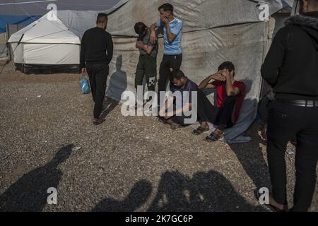 ©Christophe Petit Tesson/MAXPPP - 26/11/2021 ; HASSAN SHAM ; IRAQ - Des jeunes supectes d'avoir ete des mineurs combattants de Daesh detenus au 'camp U3' a Hassan Sham, a 30 km a l'est de Mossoul, le camp est surveillance des autorites kurde et Irakienne commune. Un espace de ce camp de reifies est Reserve aux anciens mineurs combattant de l'Etat Islamique, non condamne par la justice ils n'ont pas le droit de sortir du camp . U3 campo a Hassan Sham. Questo campo profughi a 30 km a est di Mosul è gestito dalle autorità curde. Una zona nel campo è riservata al giovane fico dell'ex Stato islamico Foto Stock