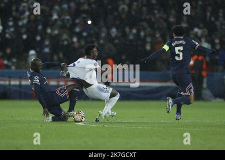 ©Sebastien Muylaert/MAXPPP - Parigi 15/02/2022 Danilo Pereira di Parigi Saint Germain lotta per la palla durante il round della UEFA Champions League di sedici serie una partita tra Parigi Saint-Germain e il Real Madrid al Parc des Princes di Parigi, Francia. 15.02.2022 Foto Stock