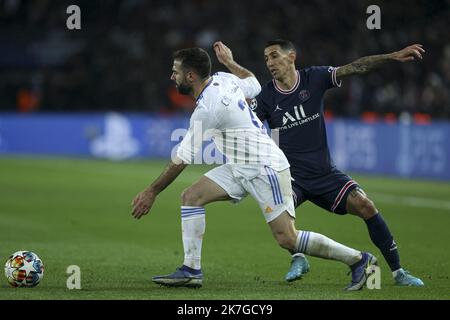 ©Sebastien Muylaert/MAXPPP - Parigi 15/02/2022 Daniel Carvajal Ramos del Real Madrid lotta per la palla durante il round della UEFA Champions League di sedici serie una partita tra Parigi Saint-Germain e il Real Madrid al Parc des Princes di Parigi, Francia. 15.02.2022 Foto Stock