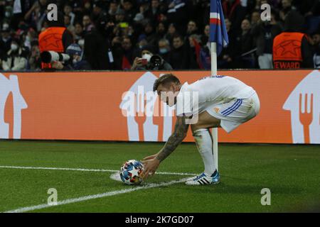 ©Sebastien Muylaert/MAXPPP - Parigi 15/02/2022 toni Kroos del Real Madrid reagisce durante il Campionato UEFA Champions Round di sedici partite di una tappa tra Parigi Saint-Germain e Real Madrid al Parc des Princes di Parigi, Francia. 15.02.2022 Foto Stock