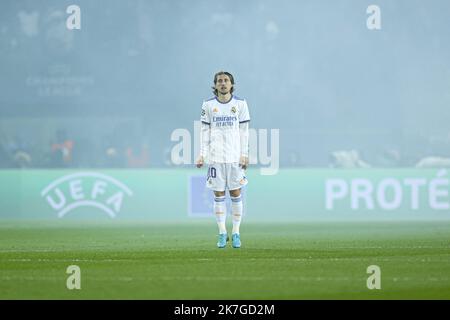 ©Sebastien Muylaert/MAXPPP - Parigi 15/02/2022 Luka Modric del Real Madrid reagisce durante il round della UEFA Champions League di sedici partite di una tappa tra Parigi Saint-Germain e il Real Madrid al Parc des Princes di Parigi, Francia. 15.02.2022 Foto Stock