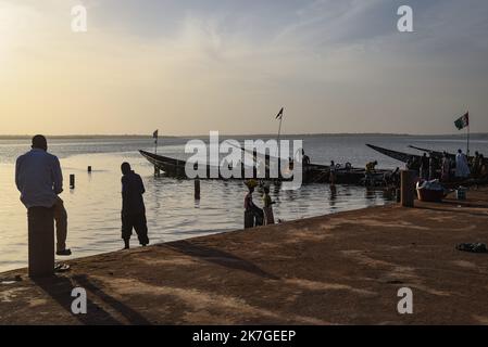 ©Nicolas Remene / le Pictorium/MAXPPP - Selingue 31/01/2022 Nicolas Remene / le Pictorium - 31/1/2022 - Mali / Sikasso / Selingue - Vue sur le port de peche au niveau du marche aux poissons de Selingue dans la region de Sikasso au Mali, le 31 janvier 2022. / 31/1/2022 - Mali / Sikasso / Selingue - Vista del porto di pesca al mercato del pesce Selingue nella regione di Sikasso del Mali, 31 gennaio 2022. Foto Stock