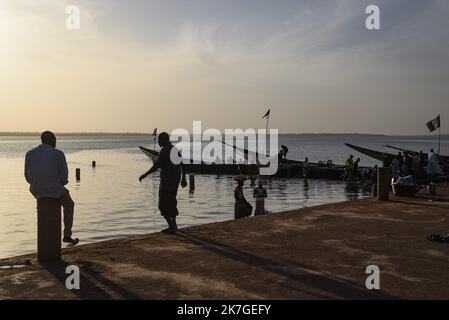 ©Nicolas Remene / le Pictorium/MAXPPP - Selingue 31/01/2022 Nicolas Remene / le Pictorium - 31/1/2022 - Mali / Sikasso / Selingue - Vue sur le port de peche au niveau du marche aux poissons de Selingue dans la region de Sikasso au Mali, le 31 janvier 2022. / 31/1/2022 - Mali / Sikasso / Selingue - Vista del porto di pesca al mercato del pesce Selingue nella regione di Sikasso del Mali, 31 gennaio 2022. Foto Stock