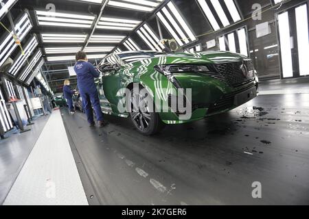 ©PHOTOPQR/l'ALSACE/Vincent VOEGTLIN ; Mulhouse ; 17/02/2022 ; le contrôle étanchéité de la chaine de production de Stellantis Mulhouse (ex PSA) sur les nouvelles Peugeot 308, à Mulhouse le 17 février 2022. Stellantis predice il margine di profitto a doppia cifra 2022 dopo il topping 2021 obiettivo Stellantis dice il margine di profitto operativo di anno pieno di obiettivo 11,8% superiore; gli esperti di automaker un altro margine a doppia cifra in 2022. Mulhouse, Francia, feb 2022 Foto Stock