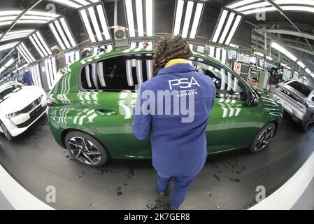 ©PHOTOPQR/l'ALSACE/Vincent VOEGTLIN ; Mulhouse ; 17/02/2022 ; le contrôle étanchéité de la chaine de production de Stellantis Mulhouse (ex PSA) sur les nouvelles Peugeot 308, à Mulhouse le 17 février 2022. Stellantis predice il margine di profitto a doppia cifra 2022 dopo il topping 2021 obiettivo Stellantis dice il margine di profitto operativo di anno pieno di obiettivo 11,8% superiore; gli esperti di automaker un altro margine a doppia cifra in 2022. Mulhouse, Francia, feb 2022 Foto Stock