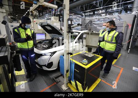 ©PHOTOPQR/l'ALSACE/Vincent VOEGTLIN ; Mulhouse ; 17/02/2022 ; Le contrôle d'une Peugeot 308 sur le banc de puissance, aide à la conduite, les trains avant et arrière du véhicule et les lumières de feus avant et arrière de la chaine de production de Stellantis Mulhouse (ex PSA) sur les nouvelles Peugeot 308, à Mulhouse le 17 février 2022. Stellantis predice il margine di profitto a doppia cifra 2022 dopo il topping 2021 obiettivo Stellantis dice il margine di profitto operativo di anno pieno di obiettivo 11,8% superiore; gli esperti di automaker un altro margine a doppia cifra in 2022. Mulhouse, Francia, feb 2022 Foto Stock