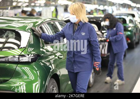 ©PHOTOPQR/l'ALSACE/Vincent VOEGTLIN ; Mulhouse ; 17/02/2022 ; le contrôle étanchéité de la chaine de production de Stellantis Mulhouse (ex PSA) sur les nouvelles Peugeot 308, à Mulhouse le 17 février 2022. Stellantis predice il margine di profitto a doppia cifra 2022 dopo il topping 2021 obiettivo Stellantis dice il margine di profitto operativo di anno pieno di obiettivo 11,8% superiore; gli esperti di automaker un altro margine a doppia cifra in 2022. Mulhouse, Francia, feb 2022 Foto Stock