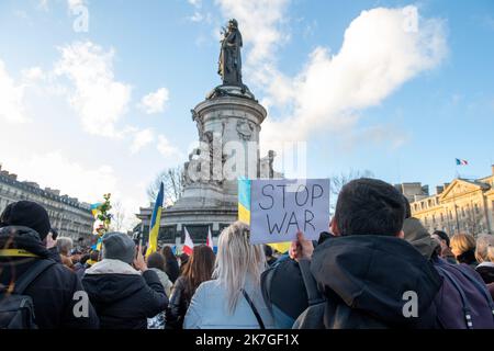 ©PHOTOPQR/OUEST FRANCE/Daniel FOURAY ; Paris ; 24/02/2022 ; manifestation à Paris Place de la république contre l'invasion de l'Ukraine par la Russie . Foto Daniel Fouray . - Parigi, Francia, feb 24th 2022. Manifestazione a Parigi luogo della repubblica contro l'invasione dell'Ucraina da parte della Russia Foto Stock