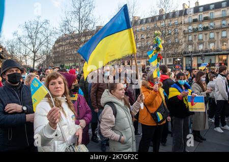 ©PHOTOPQR/OUEST FRANCE/Daniel FOURAY ; Paris ; 24/02/2022 ; manifestation à Paris Place de la république contre l'invasion de l'Ukraine par la Russie . Foto Daniel Fouray . - Parigi, Francia, feb 24th 2022. Manifestazione a Parigi luogo della repubblica contro l'invasione dell'Ucraina da parte della Russia Foto Stock